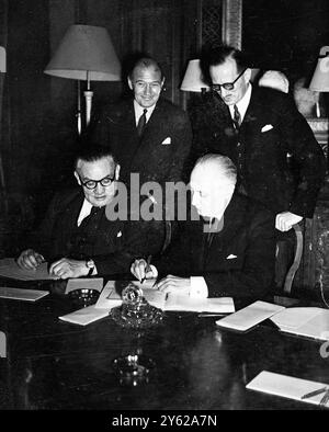Vertreter Großbritanniens, der Vereinigten Staaten, Frankreichs und Italiens waren heute im Auswärtigen Amt anwesend, um ein Protokoll zu unterzeichnen, nach dem das von den Deutschen geplünderte Geldgold an Italien zurückgegeben werden soll. Das Bild zeigt die vier Unterzeichner des Protokolls. Mr. Ernest Bevin, britischer Außenminister, unterschreibt. Neben ihm sitzt Duke Gallarati, Scotti. Hinter Bevin steht der US-Botschafter Lewis Douglas und der französische Botschafter Rene Massigli in Großbritannien. 16. Dezember 1947 Stockfoto