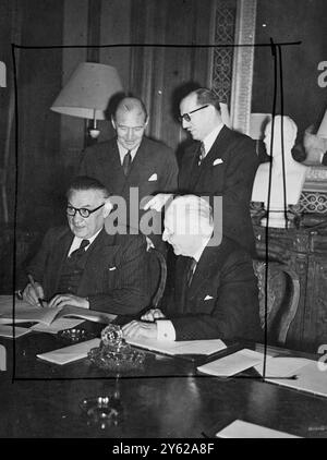 Vertreter Großbritanniens, der Vereinigten Staaten, Frankreichs und Italiens waren heute im Auswärtigen Amt anwesend, um ein Protokoll zu unterzeichnen, nach dem das von den Deutschen geplünderte Geldgold an Italien zurückgegeben werden soll. Das Bild zeigt die vier Unterzeichner des Protokolls. Mr. Ernest Bevin, britischer Außenminister, unterschreibt. Neben ihm sitzt Duke Gallarati, Scotti. Hinter Bevin steht der US-Botschafter Lewis Douglas und der französische Botschafter Rene Massigli in Großbritannien. 16. Dezember 1947 Stockfoto