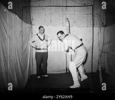 Unter dem wachsamen Auge von Andy Sandham, dem berühmten Surrey and England Opening Fledermaus, arbeitet Dennis Brooks aus Northampton an der East Hill Cricket School London, um die bevorstehende M.C.C. Tour durch die West Indies vorzubereiten. Brooks beim Eröffnungsschläger ist eine der Hoffnungen Englands im Cricket. Das Tourteam hat nur vier kurze Tage Zeit, um zu üben, wenn es auf den Westindischen Inseln ankommt. 12. Dezember 1947 Stockfoto