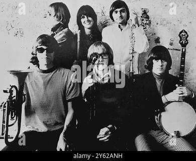 Jefferson Airplane . Musik im Hippie-Stil. Von links ( unten ) Spencer Dryden, Paul Kantmer, Jorma Kaukonen. Hinten links: Jack Casady, Grace Slick, Marty Balin. September 1967 Stockfoto