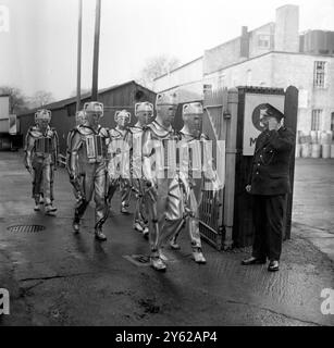 London : Lift zum Mond? Diese Mondmonster sind die Cybermen , die jüngsten Feinde von BBC's unerschrockenem Weltraumforscher Dr Who . Die Cybermen , die in Ealing Green in London zu sehen sind , werden ab Februar in einer neuen Geschichte namens Dr Who und Moonbase " erscheinen . Das Jahr ist 2070 , und der Mensch ist bereits auf dem Mond , bevor Dr. Who kommt . Aber da vor allen anderen .... The Cybermen .19 Januar 1967 Stockfoto