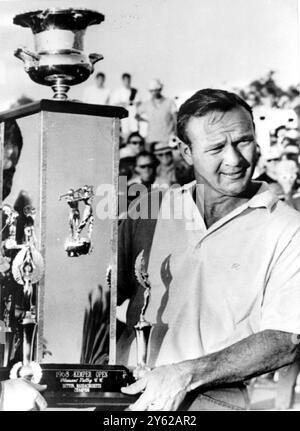 Sutton, Massachusetts: Arnold Palmer, amerikanische Golfmaschine, hält seine Trophäe, nachdem er 1968 das Kemper Open Golf Tournament gewonnen hatte. Palmer gewann mit einer Summe von 12 unter dem Par von 276, und das Preisgeld von 30.000 US-Dollar bringt die offiziellen Gewinne des Amerikaners auf 1 Million US-Dollar. Bruce Crampton war Zweiter. 17. September 1968 Stockfoto