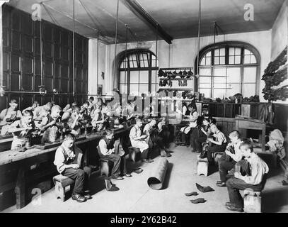 ARCHIV BOX 6 ARC 0212 D 90 REFERENZ: 001511 BOOTMAKERS WERKSTATT STEPNEY BOYS HEIMATDATUM : C 1900 JUNGEN BEI DER ARBEIT IM BOOTMAKING SHOP. STIEFEL Stockfoto