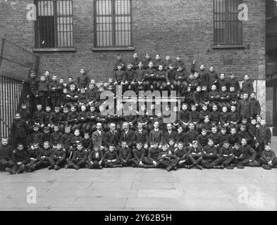 ARCHIV BOX 6 ARC 0207 REFERENZ: 001506 STEPNEY BOYS HOME GROUP DATUM : C 1910 GROSSE FORMELLE GRUPPE VON JUNGEN MIT DEN HERREN Stockfoto