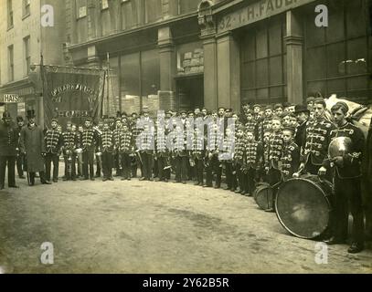 ARCHIVBOX 19 ARC 0611 Foto aus Lord Mayor’s Show 1905 Band aus Dr. Barnardos Häusern Stockfoto