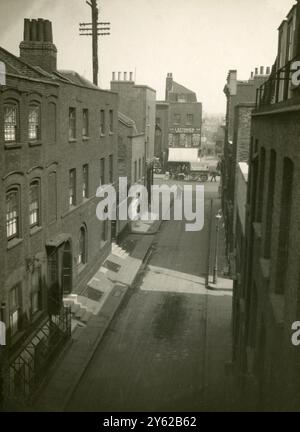 ARCHIVBOX 18 ARC 0545 - 0551 REFERENZ: 003416 ANSICHTEN DER GEBÄUDE DES STEPNEY CAUSEWAY. DATUM: ANFANG 1930S FOLGTE DAS WIEDERAUFBAUPROGRAMM 1929 Stockfoto