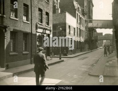 ARCHIVBOX 18 ARC 0545 - 0551 REFERENZ: 003416 ANSICHTEN DER GEBÄUDE DES STEPNEY CAUSEWAY. DATUM: ANFANG 1930S FOLGTE DAS WIEDERAUFBAUPROGRAMM 1929 Stockfoto