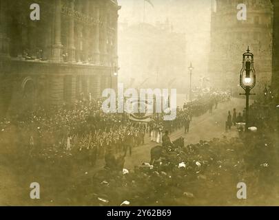 ARCHIV BOX 19 ARC 0615 Foto aus Lord Mayor’s Show 1905 Dr. Barnardos Häuser Industrial Car Passing Mansion House, gefolgt von den Jungs der Watts’ Naval Training School Stockfoto