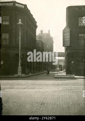 ARCHIVBOX 18 ARC 0545 - 0551 REFERENZ: 003416 ANSICHTEN DER GEBÄUDE DES STEPNEY CAUSEWAY. DATUM: ANFANG 1930S FOLGTE DAS WIEDERAUFBAUPROGRAMM 1929 Stockfoto