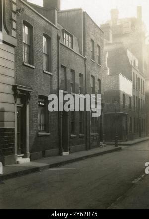 ARCHIVBOX 18 ARC 0545 - 0551 REFERENZ: 003416 ANSICHTEN DER GEBÄUDE DES STEPNEY CAUSEWAY. DATUM: ANFANG 1930S FOLGTE DAS WIEDERAUFBAUPROGRAMM 1929 Stockfoto