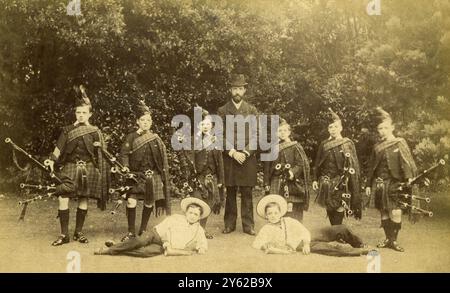 ARCHIV 4 ARC 0106 REFERENZ: 001436 REV . MAYERS AND MUSICAL BOYS BAND DATUM : C 1890 REV . WALTER MAYERS UND DR . BARNARDO'S LITTLE HIGHLAND PIPERS UND BUGLERS Stockfoto