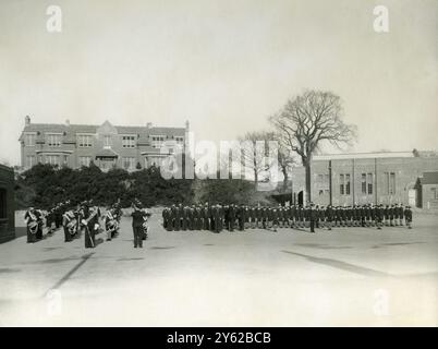 ARCHIV BOX 5 ARC 0174 REFERENZ: 001451 RUSSELL COTES NAUTICAL SCHOOL : PARADE DATUM : 1937 DIE BAND UND ANDERE JUNGS IN UNIFORM AUF DEM PARADEPLATZ Stockfoto