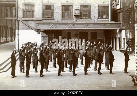 ARCHIV BOX 2 ARC 0024 D104 ARC REFERENZ: 001326 PUSH BOYS, DIE IN STEPNEY BOYS ZU HAUSE TRAINIEREN C1910 ' ARME NACH OBEN DEHNEN '. EINER VON EINER SERIE . Stockfoto