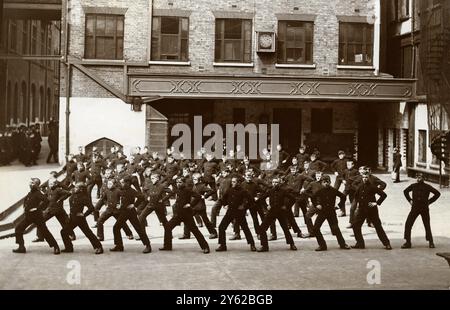 ARCHIVBOX 2 ARC 0027 D106A REFERENZ: 001329 PUSH ARMS BOYS, DIE IN STEPNEY BOYS ZU HAUSE TRAINIEREN C 1910 " HÄNDE AUF HIPS, RECHTER FUSS NACH VORNE ". EINER EINER SERIE Stockfoto