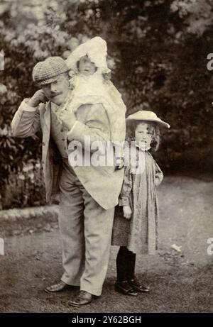 Foto aufgenommen 1905: Thomas John Barnardo (4. Juli 1845 – 19. September 1905), irischer Philanthrope, Gründer und Direktor von Heimen für bedürftige Kinder, wurde 1845 in Dublin geboren. Mit zwei seiner Töchter c1885 ist die auf seinem Rücken Marjorie Elaine, die Down-Syndrom hat. Durch die Erziehung von Marjorie lernte Dr. Barnardo viel über Kinder mit besonderen Bedürfnissen. Seine Tochter Syrie steht hinter ©Barnardos / TopFoto Stockfoto