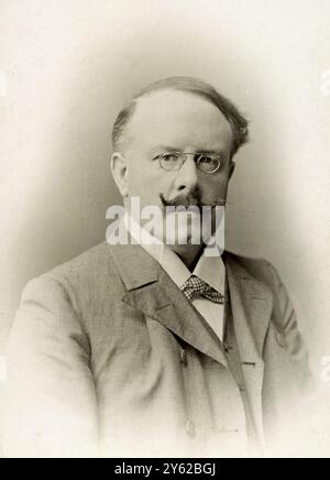 Thomas John Barnardo (* 4. Juli 1845 bis 19. September 1905), irischer Philanthrope, Gründer und Direktor von Heimen für bedürftige Kinder, wurde 1845 in Dublin geboren. Von der Gründung des ersten Hauses Barnardos im Jahr 1870 bis zum Tod Barnardos wurden fast 60.000 Kinder gerettet, trainiert und ins Leben gerufen. Die Arbeit von Thomas Barnardo wird heute von der Wohltätigkeitsorganisation Barnardo fortgesetzt ©Barnardo's / TopFoto fotografiert im Heimstudio der Jungen 18 bis 26 Stepney Causeway London Stockfoto