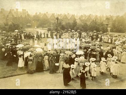 ARCHIVBOX 2 ARC 0034 D115 REFERENZ: 001334 GRÜNDERTAG IM MÄDCHENDORF DATUM : 1905 MÄDCHEN TANZEN AUF DORFGRÜN : DAMEN MIT SONNENSCHIRMEN DR BARNARDO MIT KOPFHUT RECHTS VOM KLAVIER . Stockfoto