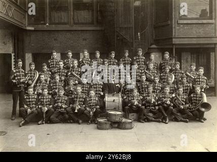 ARCHIVBOX 2 ARC 0031 D110 REFERENZ: 001332 THE STEPNEY BOYS BAND C 1900 DIE STEPNEY-BAND IN VOLLKLEIDERUNIFORM Stockfoto