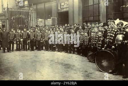 ARCHIVE BOX 3 ARC 0061 D307 REFERENZ: 001358 STEPNEY BOYS BAND DATUM : C 1905 DIE STEPNEY-BAND WURDE VERMUTLICH AM TAG DER DR BARNARDO, S. BEERDIGUNGSPROZESSION AUFGENOMMEN Stockfoto