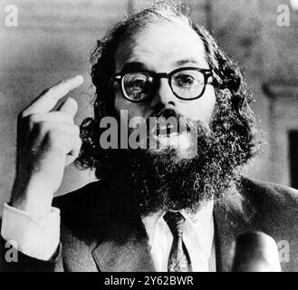 Allen Ginsberg , ein bärtiger Beat Generation Dichter , bezeugt am 14 . Juni vor dem Senat Jugendarbeit Delinquency Unterausschuss . Er sagte, dass der Gebrauch von LSD und anderen psychedelischen Drogen ein erhöhtes Bewusstsein bringt und einen glückseligen, transzendentalen, religiösen Staat erzeugen kann, Washington DC, USA 9. November 1966 Stockfoto