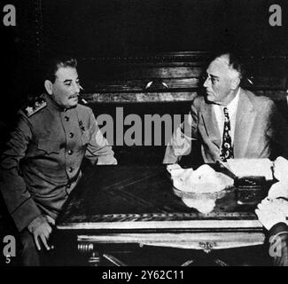 Die Krim-Konferenz, die die Todesglocke des Nationalsozialismus ertönen ließ. Marschall Stalin spricht mit Präsident Roosevelt im Hauptquartier der Vereinigten Staaten im Livadia Palace 3. Februar 1945 ©2004 Topfoto Stalin, Joseph (auch Josef Stalin; orig. Iosif Vissarionowitsch Dschugaschwili) sowjetischer Diktator und kommunistischer Politiker; Generalsekretär der Kommunistischen Partei der Sowjetunion 1924–1953; de-facto-Diktator der Sowjetunion 1929–1953; Nichtangriffspakt mit Nazi-Deutschland 1939; Premierminister der Sowjetunion 1941–1953; sowjetischer Verteidigungsminister 1941-1947  1879-1953 Stockfoto