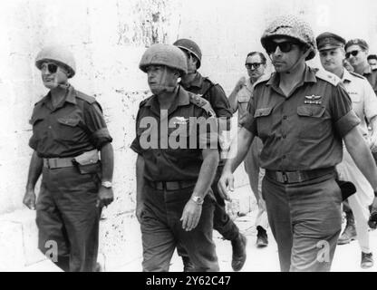 General Moshe Dayan, israelischer Verteidigungsminister (links) mit General Yitzhak Rabin, Stabschef Istraeli (Mitte) und dem örtlichen Befehlshaber auf dem Weg zur Klagemauer nach ihrer Eroberung durch israelische Truppen während des 6-Tage-Krieges Jerusalem, Israel - 8. Juni 1967 Stockfoto