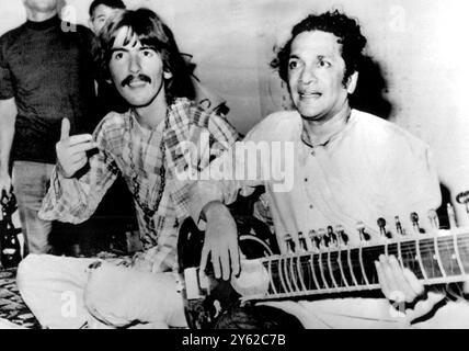 Hollywood, USA – George Harrison spielt neben Ravi Shankar aus Indien Sitar (ein 25-saitiges Gitarreninstrument, das Harrison unter Shankar studiert. Harrison erklärte: „Indische Musik macht Gott auf spirituelle Weise durchkommen“, Harrison und seine Frau machen Urlaub in Kalifornien. August 1967. Stockfoto