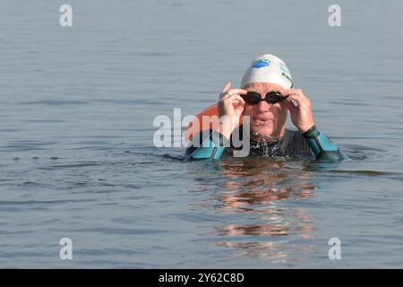 Andreas Fath - geboren am 18. Februar 1965 in Speyer - schwimmt vom Oberlauf der Elbe, sobald man da schwimmen kann, bis zur Mündung in Cuxhaven. Seit Oktober 2011 ist Fath Professor an der Hochschule Furtwangen. 2014 durchschwamm er in einem Tauchanzug aus Neopren den über 1200 Kilometer langen Rhein von der Quelle bis zur Mündung, um Sponsoren für ein Wasseranalysegerät zu werben und zugleich die Öffentlichkeit für den Gewässerschutz zu sensibilisieren. 2016 veröffentlicht er in dem Buch Rheines Wasser 1231 km mit dem Strom seine Eindrücke und Untersuchungsergebnisse der Wasserproben Stockfoto