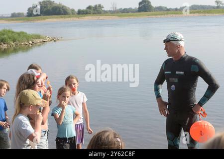 Andreas Fath - geboren am 18. Februar 1965 in Speyer - schwimmt vom Oberlauf der Elbe, sobald man da schwimmen kann, bis zur Mündung in Cuxhaven. Auf seiner Zwischenstation in Wittenberge wird er von Jugendlichen empfangen. Seit Oktober 2011 ist Fath Professor an der Hochschule Furtwangen. 2014 durchschwamm er in einem Tauchanzug aus Neopren den über 1200 Kilometer langen Rhein von der Quelle bis zur Mündung, um Sponsoren für ein Wasseranalysegerät zu werben und zugleich die Öffentlichkeit für den Gewässerschutz zu sensibilisieren. 2016 veröffentlicht er in dem Buch Rheines Wasser 1231 Kilome Stockfoto