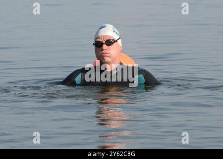 Andreas Fath - geboren am 18. Februar 1965 in Speyer - schwimmt vom Oberlauf der Elbe, sobald man da schwimmen kann, bis zur Mündung in Cuxhaven. Seit Oktober 2011 ist Fath Professor an der Hochschule Furtwangen. 2014 durchschwamm er in einem Tauchanzug aus Neopren den über 1200 Kilometer langen Rhein von der Quelle bis zur Mündung, um Sponsoren für ein Wasseranalysegerät zu werben und zugleich die Öffentlichkeit für den Gewässerschutz zu sensibilisieren. 2016 veröffentlicht er in dem Buch Rheines Wasser 1231 km mit dem Strom seine Eindrücke und Untersuchungsergebnisse der Wasserproben Stockfoto