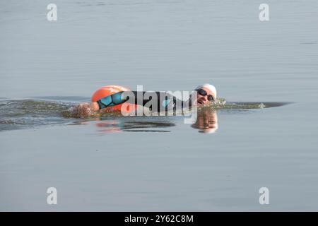 Andreas Fath - geboren am 18. Februar 1965 in Speyer - schwimmt vom Oberlauf der Elbe, sobald man da schwimmen kann, bis zur Mündung in Cuxhaven. Seit Oktober 2011 ist Fath Professor an der Hochschule Furtwangen. 2014 durchschwamm er in einem Tauchanzug aus Neopren den über 1200 Kilometer langen Rhein von der Quelle bis zur Mündung, um Sponsoren für ein Wasseranalysegerät zu werben und zugleich die Öffentlichkeit für den Gewässerschutz zu sensibilisieren. 2016 veröffentlicht er in dem Buch Rheines Wasser 1231 km mit dem Strom seine Eindrücke und Untersuchungsergebnisse der Wasserproben Stockfoto