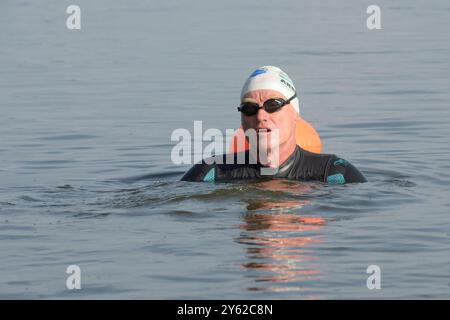 Andreas Fath - geboren am 18. Februar 1965 in Speyer - schwimmt vom Oberlauf der Elbe, sobald man da schwimmen kann, bis zur Mündung in Cuxhaven. Seit Oktober 2011 ist Fath Professor an der Hochschule Furtwangen. 2014 durchschwamm er in einem Tauchanzug aus Neopren den über 1200 Kilometer langen Rhein von der Quelle bis zur Mündung, um Sponsoren für ein Wasseranalysegerät zu werben und zugleich die Öffentlichkeit für den Gewässerschutz zu sensibilisieren. 2016 veröffentlicht er in dem Buch Rheines Wasser 1231 km mit dem Strom seine Eindrücke und Untersuchungsergebnisse der Wasserproben Stockfoto