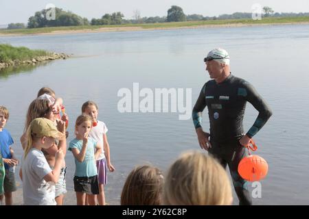 Andreas Fath - geboren am 18. Februar 1965 in Speyer - schwimmt vom Oberlauf der Elbe, sobald man da schwimmen kann, bis zur Mündung in Cuxhaven. Auf seiner Zwischenstation in Wittenberge wird er von Jugendlichen empfangen. Seit Oktober 2011 ist Fath Professor an der Hochschule Furtwangen. 2014 durchschwamm er in einem Tauchanzug aus Neopren den über 1200 Kilometer langen Rhein von der Quelle bis zur Mündung, um Sponsoren für ein Wasseranalysegerät zu werben und zugleich die Öffentlichkeit für den Gewässerschutz zu sensibilisieren. 2016 veröffentlicht er in dem Buch Rheines Wasser 1231 Kilome Stockfoto