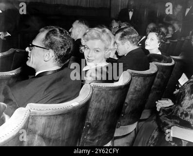 Marilyn Monroe mit Arthur Miller und Sir Laurence Olivier, mit dem sie derzeit das Stück A View from the Bridge am 11. Oktober 1956 filmt Stockfoto