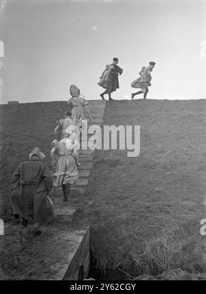 Truppen als Can-Can-Tänzer, die für die Pantomime Proben, als sie im Dienst hetzen mussten. Zensur durch das Kriegsministerium im Jahr 1941. Fotografiert von John Topham, 1941 1941 Stockfoto