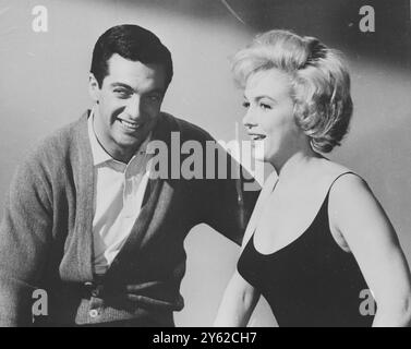 FRANKIE VAUGHAN MIT MARILYN MONROE WÄHREND DER PROBE FÜR DEN FILM LETS MAKE LOVE AM 24. JANUAR 1960 Stockfoto