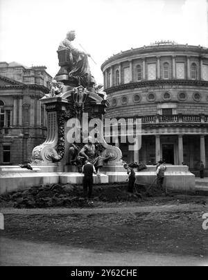 Viele Jahre lang wurde über die Entfernung dieser Statue von Königin Victoria vom Rasen vor dem Leinster House in Dublin diskutiert , aber es wurde nichts dagegen unternommen . Die Dail Deputies werden jedoch bald ihre Autos auf dem Gelände parken können . Die Statue wird im Royal Hospital in Kilmainham aufbewahrt , wo sich ein Antiquitätenmuseum befindet . Fotoshows ; Arbeiter, die mit der Entfernung der Statue beginnen . Juli 1948 Stockfoto