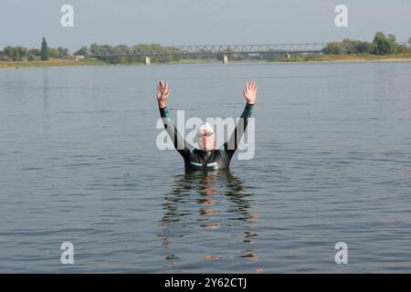 Andreas Fath - geboren am 18. Februar 1965 in Speyer - erreicht das nächste Etappenzielauf dem Weg nach Cuxhafen Wittenberge. Damit das Wasser der Elbe wieder sauber wird, schwimmt er vom Oberlauf der Elbe, sobald man schwimmt kann, bis zur Mündung in Cuxhaven. Seit Oktober 2011 ist Fath Professor an der Hochschule Furtwangen. 2014 durchschwamm er in einem Tauchanzug aus Neopren den über 1200 Kilometer langen Rhein von der Quelle bis zur Mündung, um Sponsoren für ein Wasseranalysegerät zu werben und zugleich die Öffentlichkeit für den Gewässerschutz zu sensibilisieren. 2016 Herausgeber Stockfoto