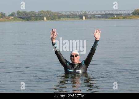 Andreas Fath - geboren am 18. Februar 1965 in Speyer - erreicht das nächste Etappenzielauf dem Weg nach Cuxhafen Wittenberge. Damit das Wasser der Elbe wieder sauber wird, schwimmt er vom Oberlauf der Elbe, sobald man schwimmt kann, bis zur Mündung in Cuxhaven. Seit Oktober 2011 ist Fath Professor an der Hochschule Furtwangen. 2014 durchschwamm er in einem Tauchanzug aus Neopren den über 1200 Kilometer langen Rhein von der Quelle bis zur Mündung, um Sponsoren für ein Wasseranalysegerät zu werben und zugleich die Öffentlichkeit für den Gewässerschutz zu sensibilisieren. 2016 Herausgeber Stockfoto