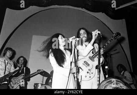 Beatle John Lennon und seine Frau Yoko Ono veranstalten am 16. Dezember 1969 ein Popkonzert zugunsten des Kinderhilfswerks der Vereinten Nationen (UNICEF) Stockfoto