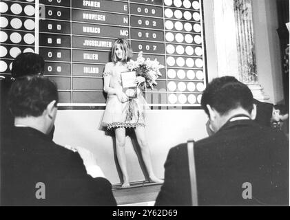 Sandie Shaw gewinnt den Eurovision Song Contest mit Puppet on a String. Sie trat barfuß auf und wurde die erste britische Person, die den Wettbewerb gewann. Wien, Österreich - 9. April 1967. Stockfoto