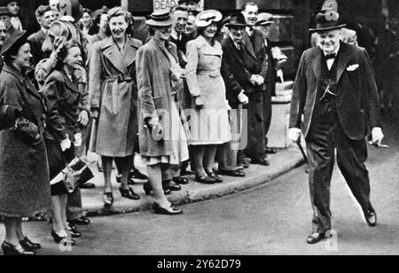 Wieder nach Hause. Beachten Sie den erfreulichen Ausdruck von Passanten, die Winston Churchill am vergangenen Samstagmorgen, dem 5. Juni 1943, in der Downing Street erkennen. 12. Juni 1943 Stockfoto