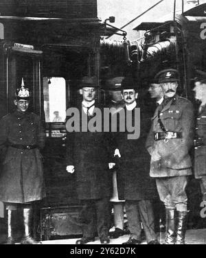 Die deutschen Unterzeichner des Friedensvertrages Herr Bell, Kommunikationsminister (links) und Herr Hermann Muller, Außenminister, auf dem Weg nach Versailles 1919 im Kölner Bahnhof Stockfoto