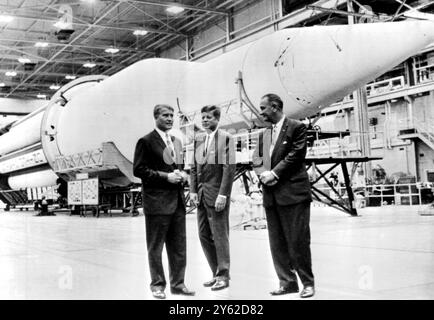 Der Präsident trifft auf den Riesen: Redstone Arsenal, Ala. USA: Von links nach rechts hier stehen heute Dr. Wernher von Braun, Direktor, Präsident John F. Kennedy aus Amerika und Vizepräsident Lyndon B. Johnson vor der riesigen Saturn-C-1-Rakete im George Marshall Space Flight Center. 11. September 1962 Stockfoto