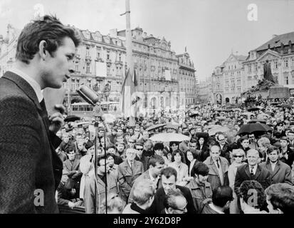 Prag: Eine Massenkundgebung der Prager Jugend am 4. Mai zur Unterstützung der Demokratie auf dem Altstadtplatz der tschechoslowakischen Stadt. 9. Mai 1968 Stockfoto