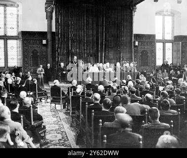 Der Europäische Kongress wurde von Herrn Churchill eröffnet, der sagt: "Vereinigt euch, um den Schrecken zu beenden". Im mittelalterlichen Rittersaal in den Haag, Holland. Allgemeine Ansicht des Kongresses Dr. Visser, Bürgermeister der Haag, hält eine Rede, in der die Delegierten begrüßt werden. Rechts von ihm sitzen Prinzessin Juliana und Prinz Bernhard. Rechts von Prinz Bernhard befindet sich M. Ramadier, (französischer sozialistischer Ex-Premier). Mr. Churchill ist fast von den Mikropästen auf der rechten Seite umgeben. 8. Mai 1948 Stockfoto