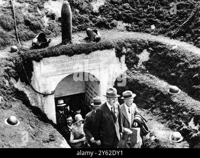 Die große Pilgerfahrt auf den Schlachtfeldern der British Legion und der British Empire Service League, die in der Zeremonie am Menin Gate, Ypern, am 8. August 1928, in der der Prinz von Wales anwesend war, stattfand, wurden verschiedene Städte und Städte besucht und Orte, die mit britischer Tapferkeit an der Westfront verbunden waren. Bis zum 5. August waren etwa 11.000 Pilger, die fast die Hälfte Frauen waren, in einer Reihe von Städten in Frankreich und Belgien angeflogen worden. Foto zeigt: Ein Besuch des Labyrinths der Ausgrabungen Stockfoto