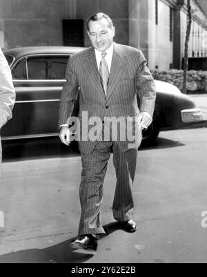 Der Gambler Frank Costello, der als Unterweltzar bekannt ist, kam im Federal Court House am New York Foley Square an, um sich dem US-Marshal zu ergeben. Dies war der erste Schritt auf Costellos Reise in eine Zelle in einem Bundesgefängnis, um eine 128-monatige Strafe wegen Verachtung des Senats abzusitzen. Die Verurteilung entstand aus den Ermittlungen des Kefauver Crime Committee. Es ist das erste Mal, dass Costello seit 1915 16. August 1952 inhaftiert ist. Stockfoto