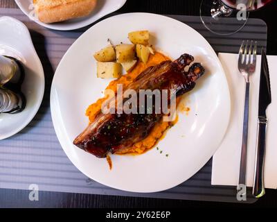 Gegrillte Schweineribs in Grillsauce mit pürierten Batata und Kartoffeln Stockfoto