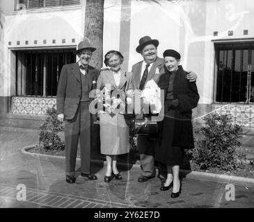 Stan Laurel und Oliver Hardy , die seit 25 Jahren zusammen arbeiten , verließen Los Angeles am 19 . Januar nach New York , um sich am 23 . Januar auf die Queen Mary nach England zu begeben und eine siebenmonatige persönliche Auftrittstour durch Großbritannien zu machen . Bei ihnen sind ihre Ehefrauen Lucille Hardy ( schwarzer Mantel ) und Ida Laurel ( heller Mantel ). 23. Januar 1952 Stockfoto